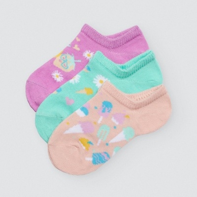 Conjunto de três pares de meias curtas coloridas com padrões variados sobre fundo branco