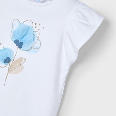 T-shirt branca de criança com estampa de flores azuis e bege e manga curta franzida