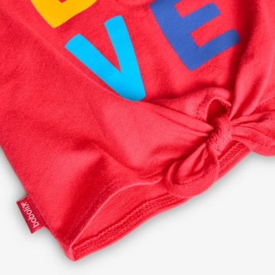 T-shirt vermelha com nó lateral e impressão colorida 'LOVE'