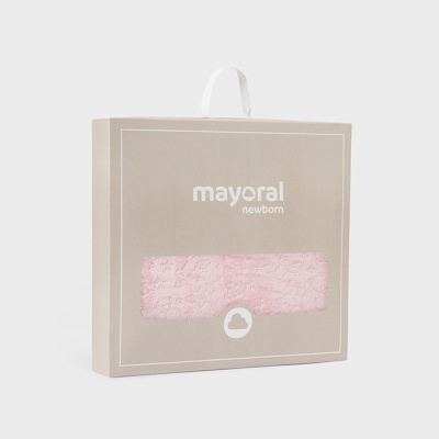 embalagem com faixa de renda cor-de-rosa da marca mayoral newborn