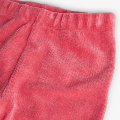Calças rosa felpudas com riscas finas e cós elástico