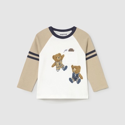 Camisola infantil com ursos a jogar basquetebol e mangas bege com listas azuis.