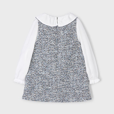 Vestido infantil com parte superior branca e parte inferior com padrão azul e cinza