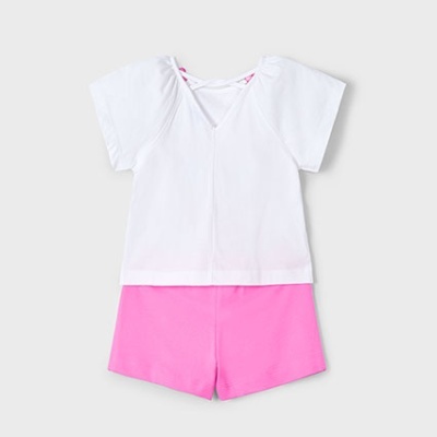 Conjunto de t-shirt branca com calções cor-de-rosa