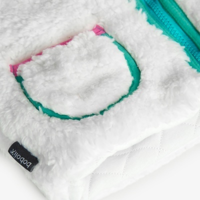 Casaco felpudo branco com bolso colorido e etiqueta 'boboli'