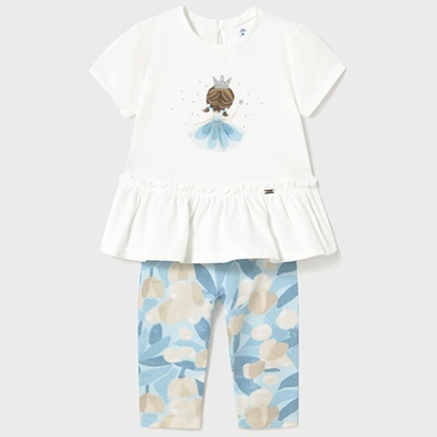 Conjunto de roupa de criança com t-shirt branca e leggings florais azuis.