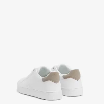 Sapatilhas brancas com detalhe cinzento na parte traseira