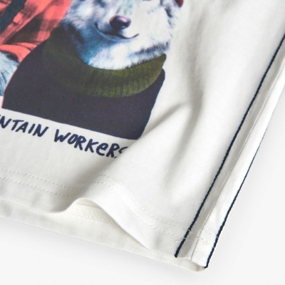 Pormenor da t-shirt branca com costura preta e estampado de lobo com gola alta