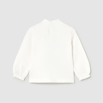 Camisola branca de manga comprida com gola alta