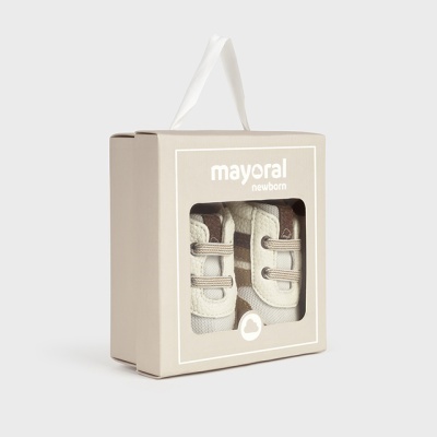 Caixa bege com sapatinhos de bebé creme com castanho e texto mayoral newborn