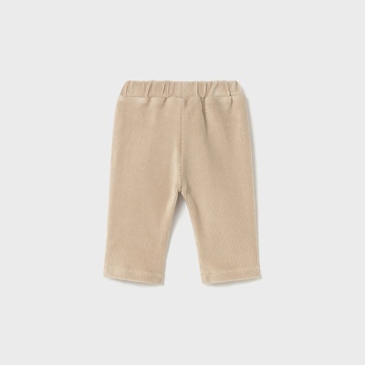 Calças de criança bege com cintura elástica sobre fundo branco