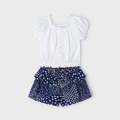 Conjunto infantil branco e azul-escuro com padrão geométrico