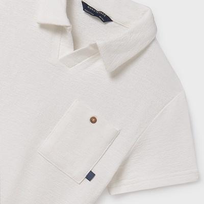 T-shirt branca de manga curta com bolso e gola