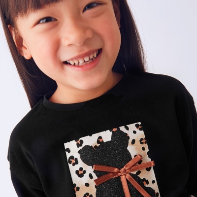 Camisola preta infantil com estampa de urso com laço castanho