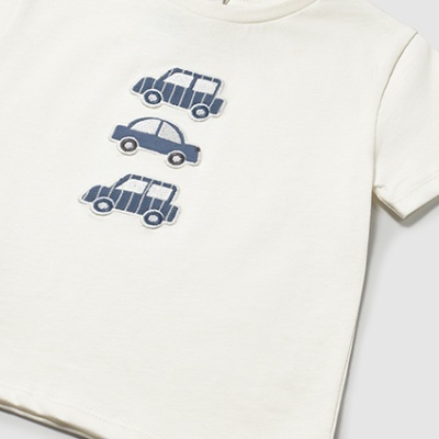 T-shirt branca de criança com carros azuis estampados na frente