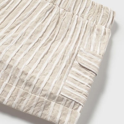 Calção infantil creme com riscas brancas, cós elástico e botão de madeira