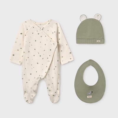 Conjunto de roupa para bebé com macacão creme e verde, gorro e babete verdes.