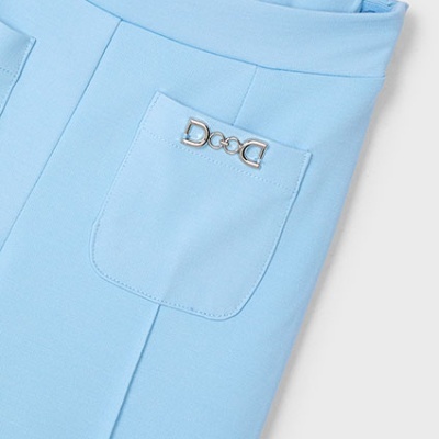 Calças azuis claras com bolsos e aplicação metálica D O C C