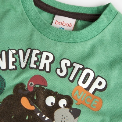 T-shirt infantil verde com estampa de urso e texto 'NEVER STOP NICE'