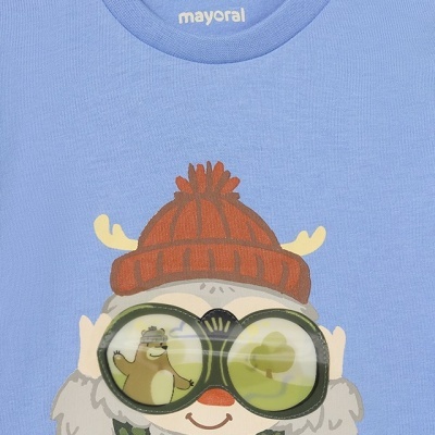 Camisola azul clara com estampa de animal e óculos grandes