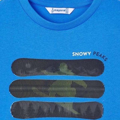 Camisola azul com estampado de skis e texto SNOWY PEAKS
