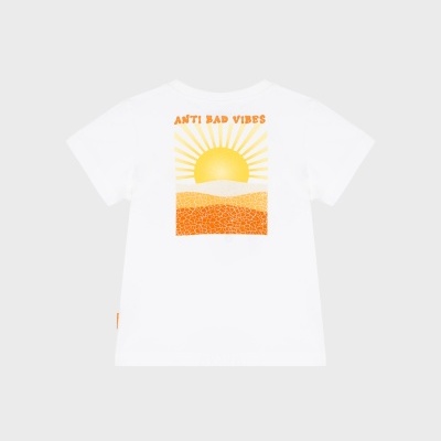 T-shirt branca com estampa amarela e laranja com texto 'ANTI BAD VIBES'