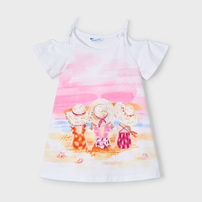 Vestido branco infantil com estampa de bonecas e praia