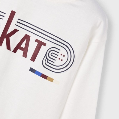 Camisola branca com estampado gráfico e texto 'KAT E'