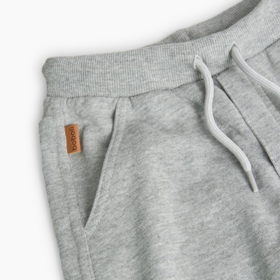 Calças cinza claro com cintura elástica e cordões brancos