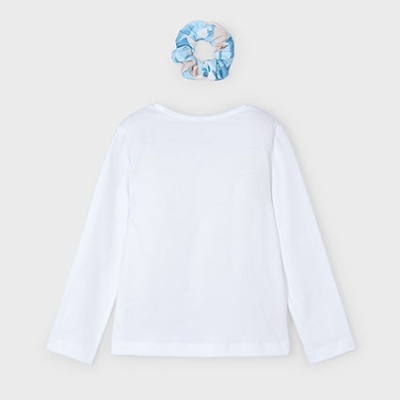 T-shirt branca manga comprida vista por trás com elástico para cabelo azul