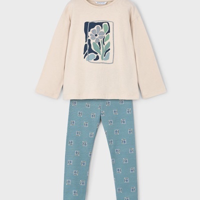 Conjunto de pijama infantil bege e azul com estampas de flores.