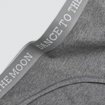 Cueca cinzenta com elástico cinzento e texto branco DANCE TO THE MOON