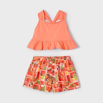 Conjunto infantil com top laranja e calções estampados em fundo vermelho