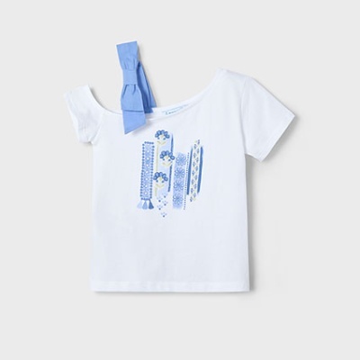 Camiseta branca com laço azul e estampa azul