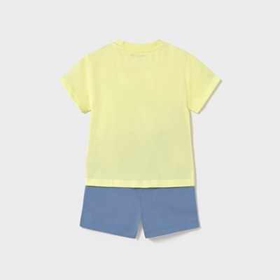 Conjunto infantil com t-shirt amarela e calções azuis