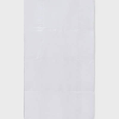 Tapete retangular branco com linhas de costura visíveis