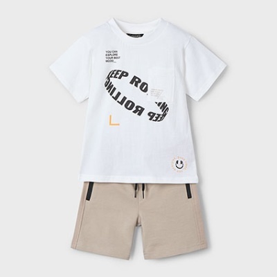 Conjunto infantil com t-shirt branca e calções bege