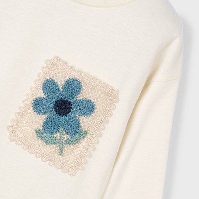 Camisola creme com aplicação bordada de flor azul e etiqueta Mayoral