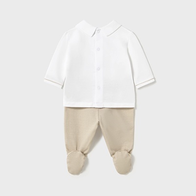 Conjunto de bebé branco e bege com camisa de botões e calça com pés