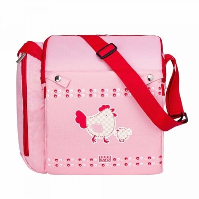 Saco de transporte rosa e vermelho com alça vermelha e estampa de galinha e pintainho.