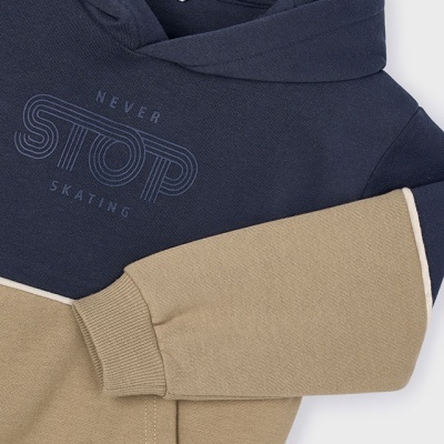 Sweatshirt de criança azul escuro e bege com capuz e texto no peito