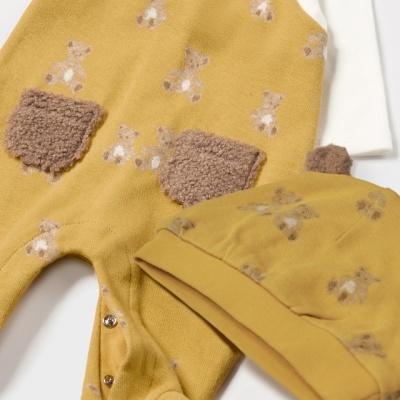 Conjunto de roupa de bebé mostarda com padrão de ursos e bolsos castanhos