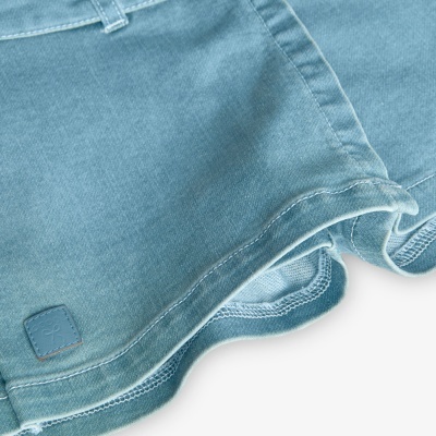 Calções de ganga azuis claros com bainha virada e etiqueta pequena no canto inferior