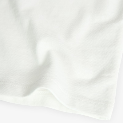 Detalhe de t-shirt branca de algodão com costuras visíveis