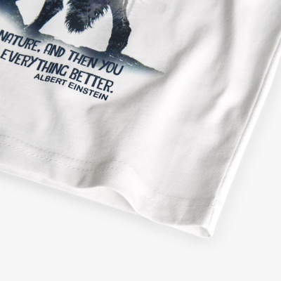 Parte inferior de camisola branca com estampa e texto em preto