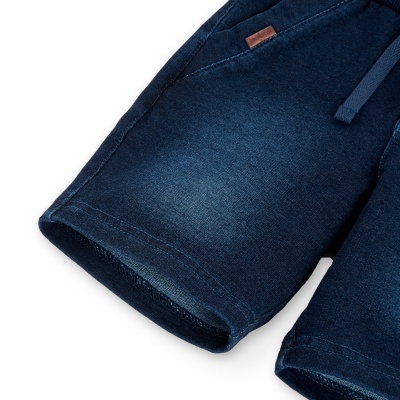 Shorts azul escuro tipo ganga com cordão ajustável e etiqueta de couro sintético