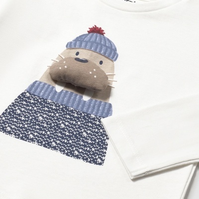 Camisola branca de bebé com aplicação 3D de foca com gorro azul e vermelho