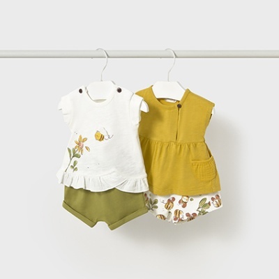 Dois conjuntos de roupa de bebé com motivos de abelhas e flores pendurados em cabides