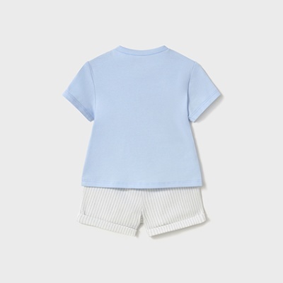 Conjunto criança t-shirt azul clara e calções brancos com riscas cinza