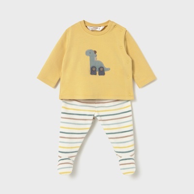 Conjunto de roupa de bebé amarela com dinossauro e calças de riscas com pezinhos